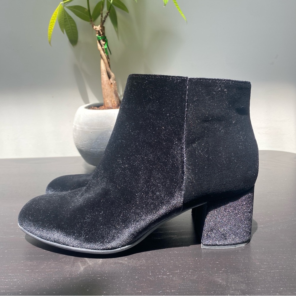 Earthies “Apollo” Black Velvet Ankle Boots Women’s Size 9.5